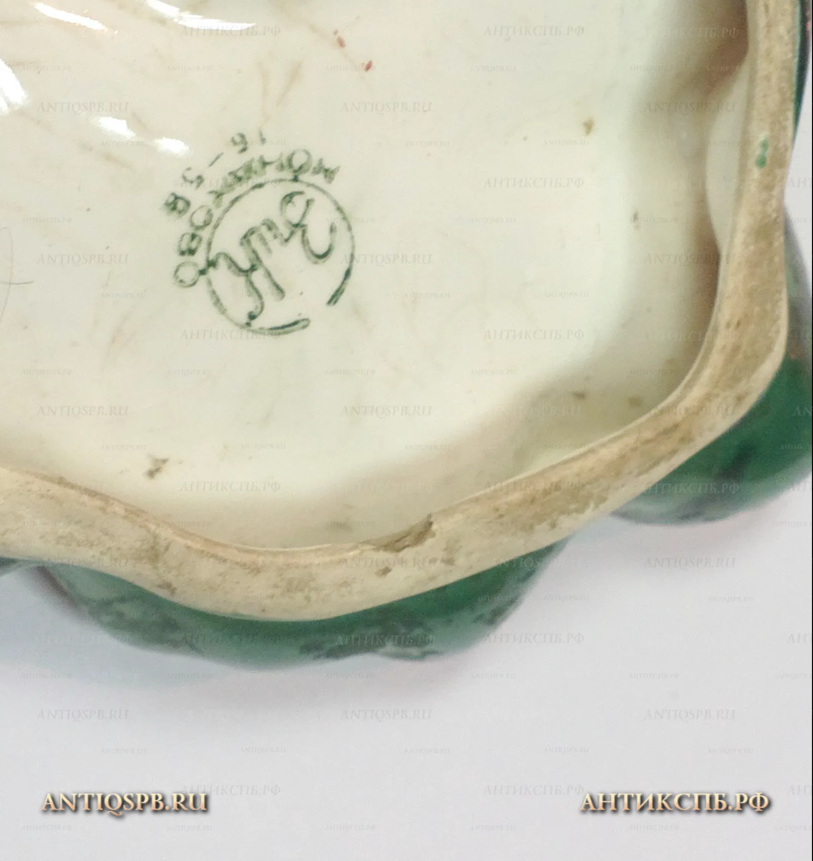 Лоток из фаянса "Улитка на листе". ЗиК. Конаковский фаянсовый завод. СССР. 1950 - е гг. ХХ века. №17828