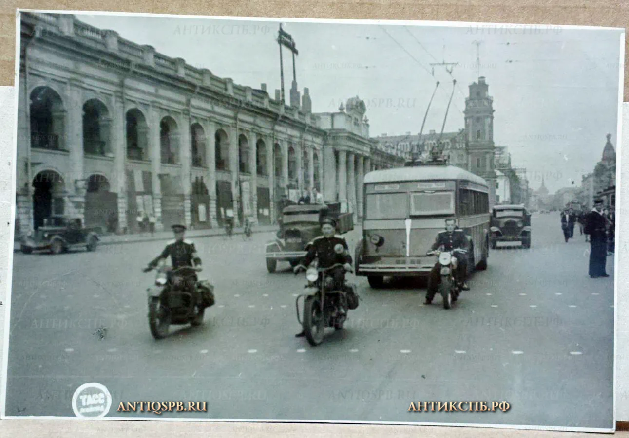 17949. Фотография "Невский проспект. Милицейский патруль на мотоциклах". 1944 г. (Цена по запросу)