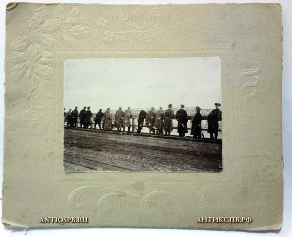 Фотография старинная "Военнослужащие на мосту". №4841